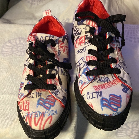 Rocawear women sneakers, size 8 , white with multi color graffiti, red footbed - Picture 6 of 8
